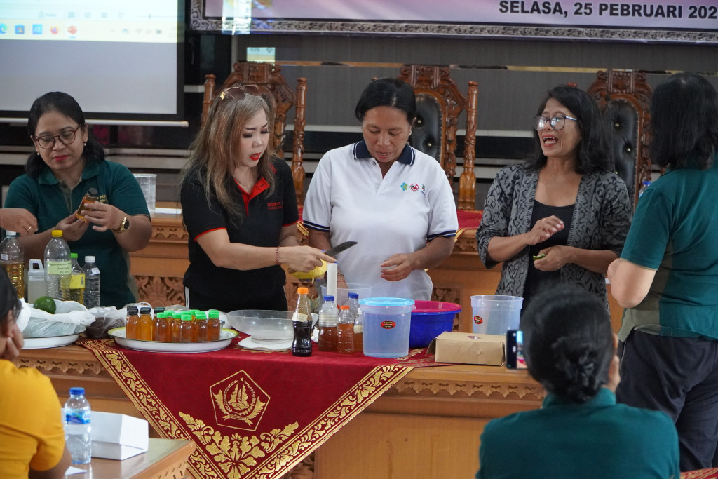 Dukung Desa Dalung Sehat dan Bersih, PKK Desa Dalung Gelar Pelatihan Pembuatan Eco Enzym dan Sabun Antiseptik Berbasis Eco Enzym